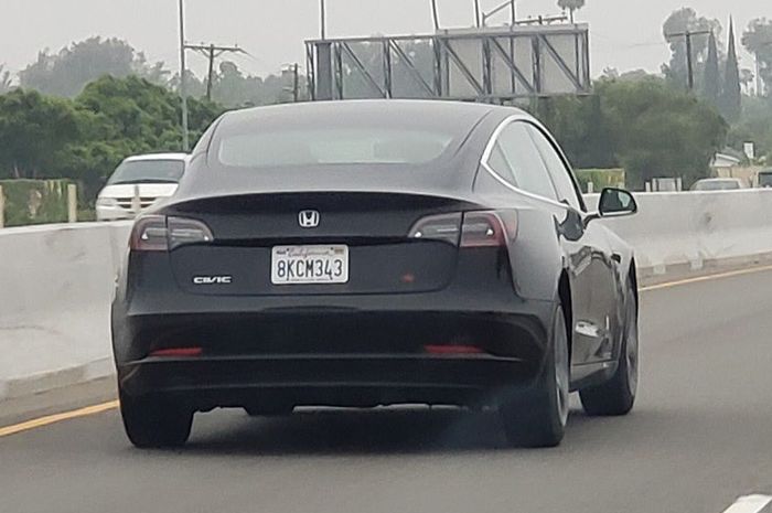 Tesla Model 3 kedapatan pakai emblem Honda