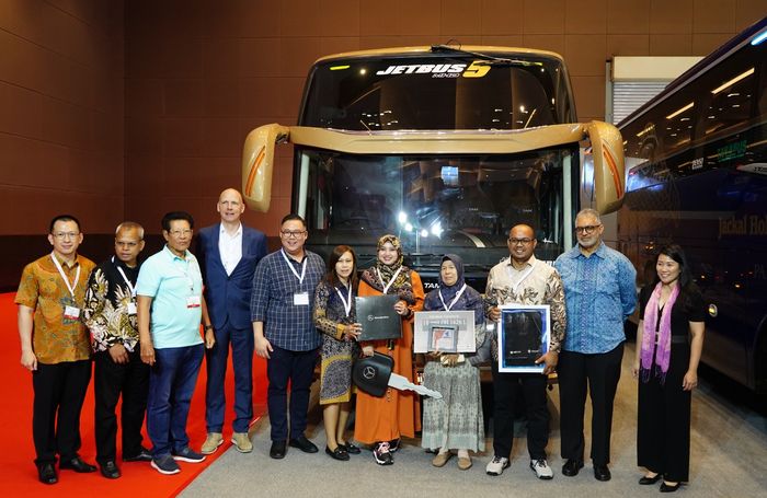 Seremoni serah terima unit Mercedes-Benz OH 1626 Euro 4 oleh Karoseri Adi Putro dan DCVI kepada PO TAM