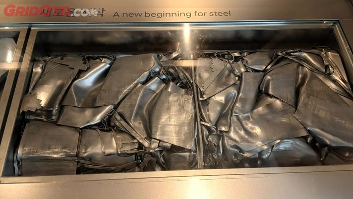Besi baja dicairkan dan jadi bahan baku mentah pelat mobil Hyundai