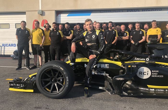 Mantan pembalap F1, Sergey Sirotkin menguji ban Pirelli 18 inci untuk tim Renault di Paul Ricard