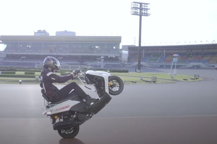 Masaru Abe saat melakukan wheelie