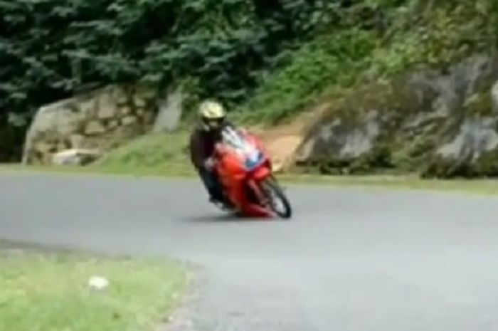 Pengguna ban cacing pamer cornering malah dibully netizen.