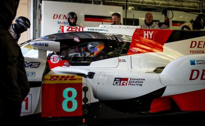 Fernando Alonso dalam persiapan mengikuti tes rookie balap mobil ketahanan di Bahrain mengemudikan mobil Totoya TS050 Hybrid