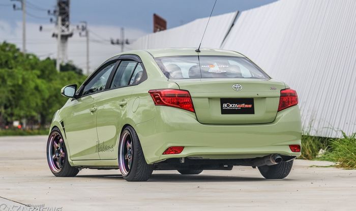 Seluruh baju luar Toyota Vios dicat warna hijau muda yang disebut Green Tea