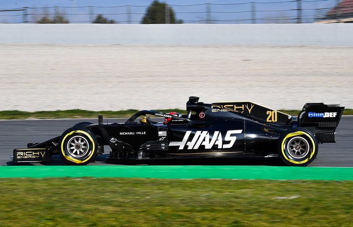 Tim Haas kini berwarna hitam dengan aksen emas menyusul sponsor baru Rich Energy mulai F1 2019