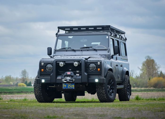 Restomod Land Rover Defender D110 hasil garapan Arkonik, bengkel asal Inggris