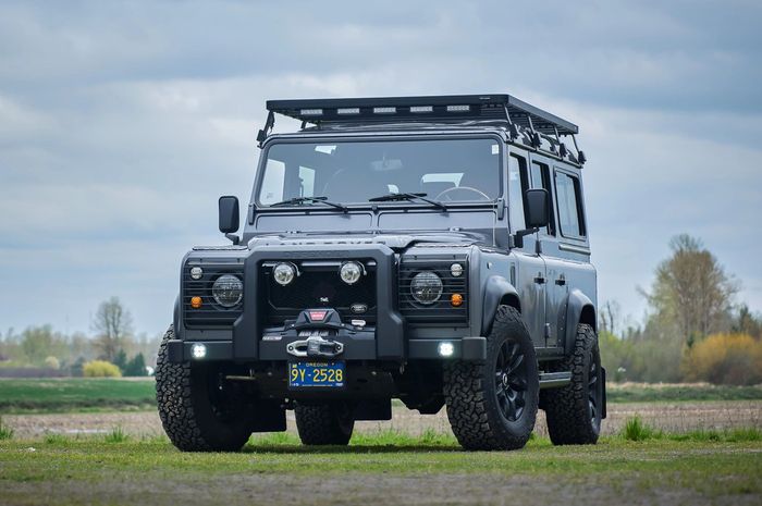 Restomod Land Rover Defender D110 hasil garapan Arkonik, bengkel asal Inggris