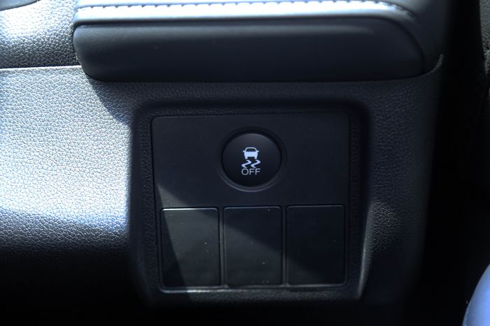 Tombol kontrol stabilitas berada di kanan bawah setir