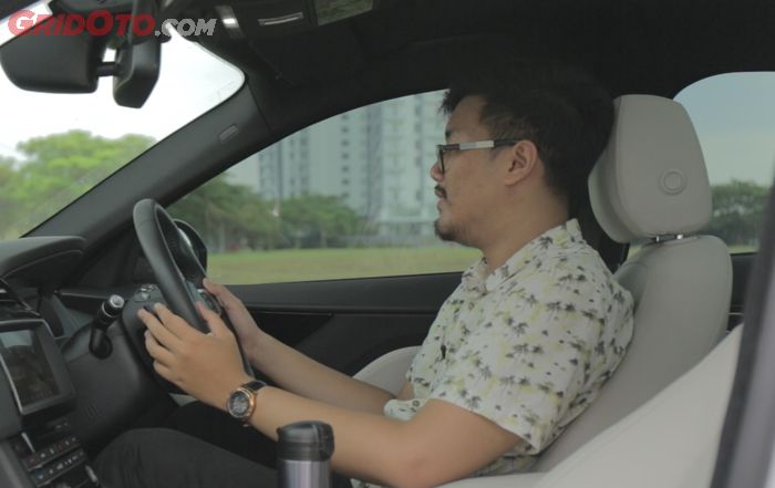 Posisi duduk Jaguar F-Pace 2.0 Prestige