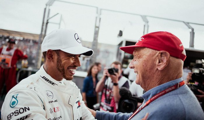 Niki Lauda selalu hadir di setiap balapan. Seperti pada GP F1 Australia 2018 ngobrol dengan Lewis Hamilton