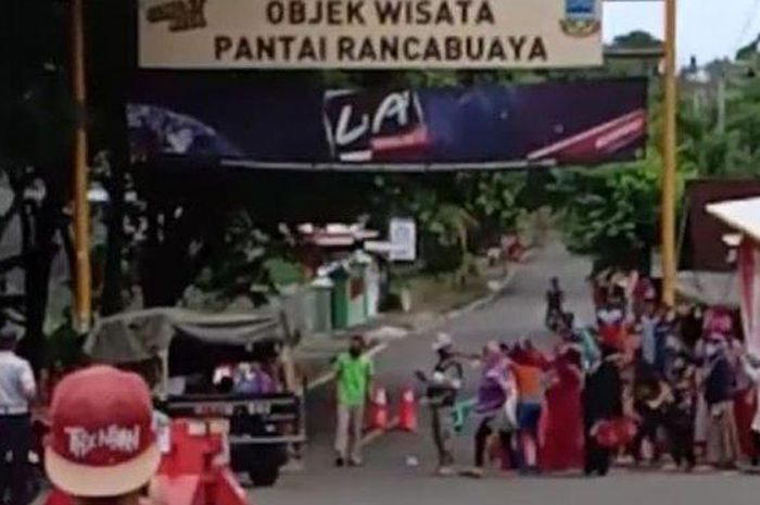 Emak-emak di Garut buka portal menuju Pantai Rancabuaya yang ditutup oleh petugas. Videonya viral di media sosial WhatsApp. 