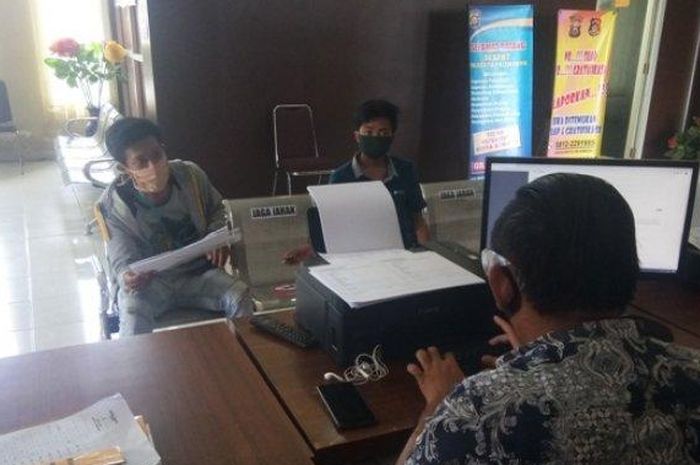 Elvan korban kehilangan satu unit motor bersama temannya mendatangi SPKT Polrestabes Palembang untuk membuat laporan polisi. 