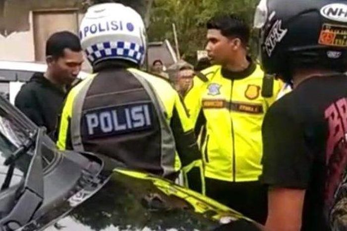 Viral perwira Polisi bentak Anggota TNI berpakaian preman di jalan. Begini ceritanya