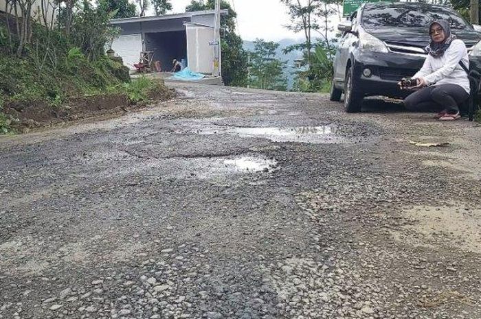 Kondisi jalan rusak padahal baru selesai diperbaiki