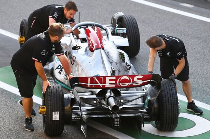 Mobil Mercedes W13 yang di-upgrade untuk balap F1 Spanyol 2022