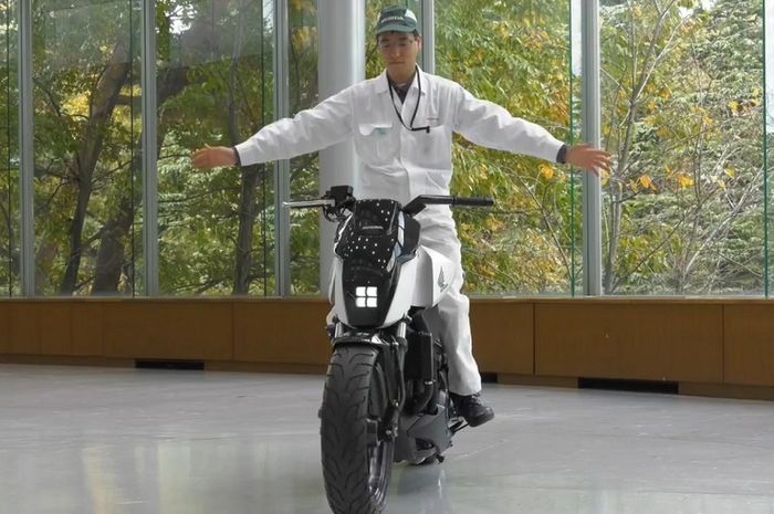 Honda Riding Assist, motor yang bisa jalan dan berdiri sendiri