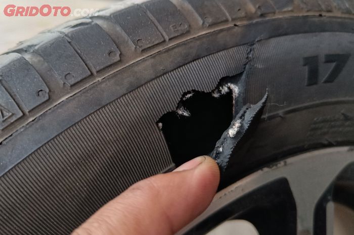 Ilustrasi pecah ban mobil karena dindin ban sobek