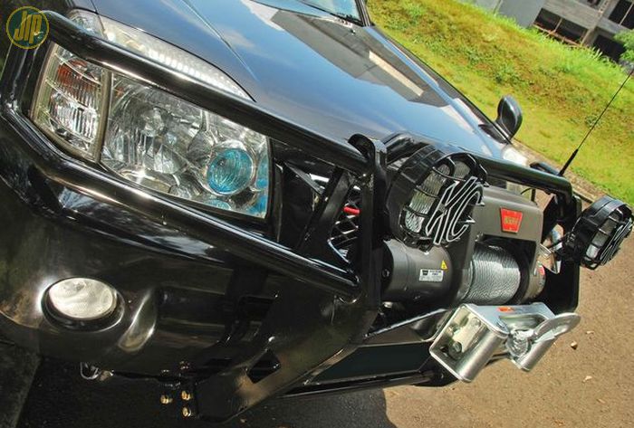 Nissan X-Trail ini dipasangi bullbar custom yang ditambah winch. 