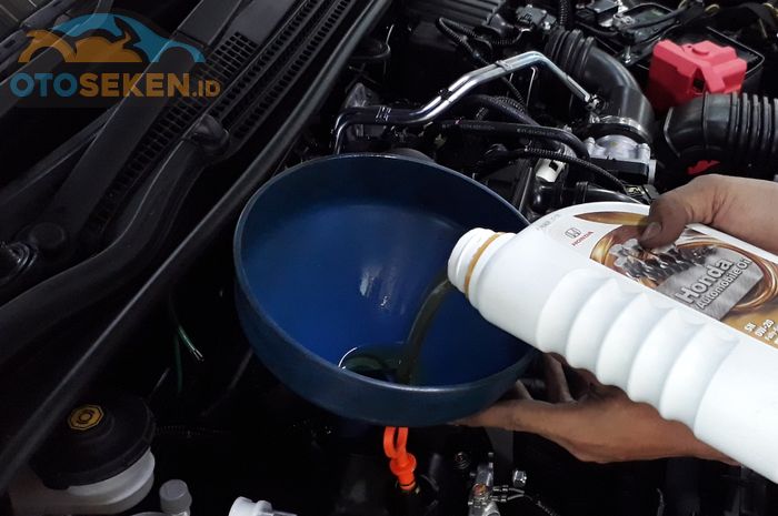 Cara merawat esin mobil bekas agar kondisiny aselalu prima. (Foto Ilustasi ganti oli mesin)