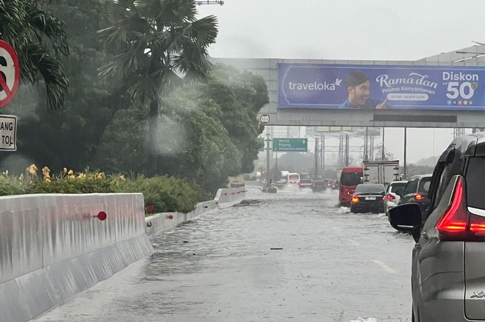 Batas aman mobil matik menerjang banjir