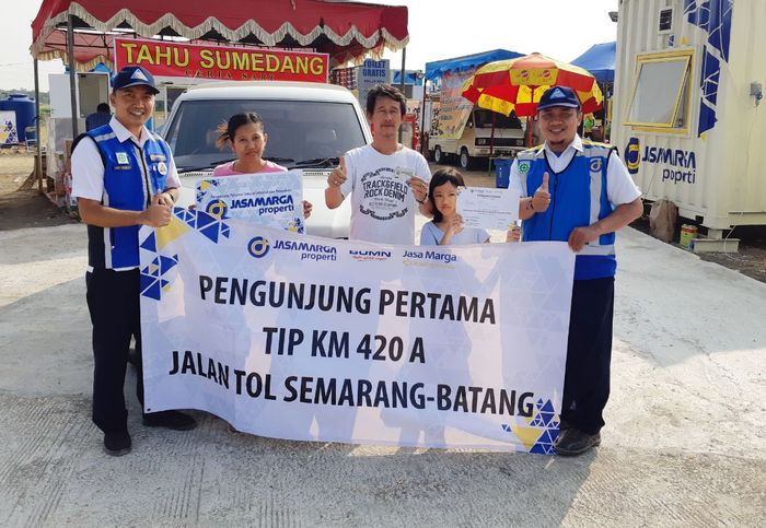 Pengunjung pertama TIP KM 420 A Jalan Tol Semarang- Batang