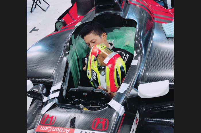 Mantan pembalap F1 Rio Haryanto tengah berada di dalam kokpit mobil Super Formula