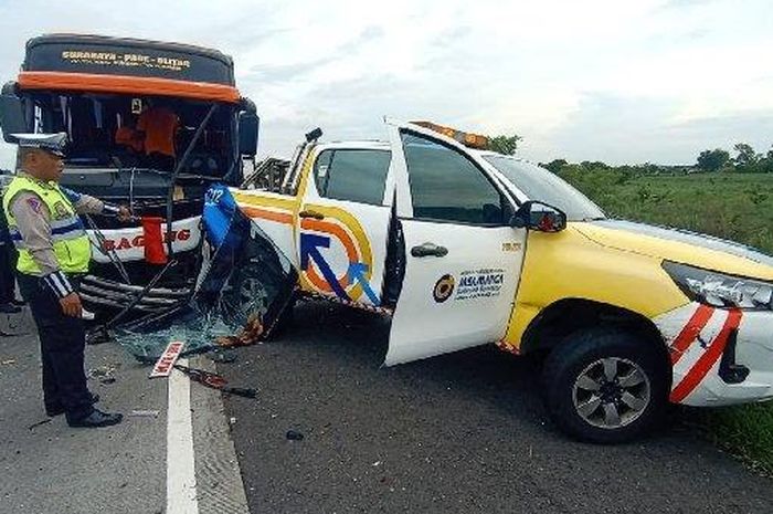 Kecelakaan bus PO Bagong tubruk mobil patroli jalan tol.