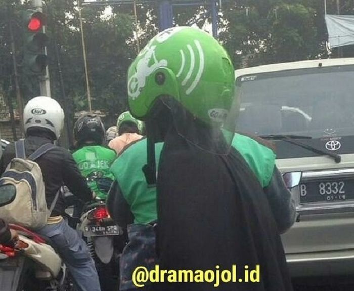 Pakai helm kebalik dan seenaknya sendiri