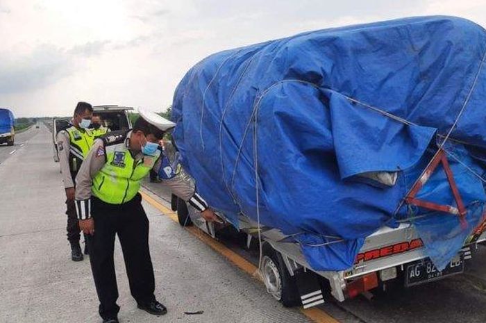 Daihatsu Gran Max pecah ban belakang kiri hingga terpelanting tebas beton pembatas tol Jombang