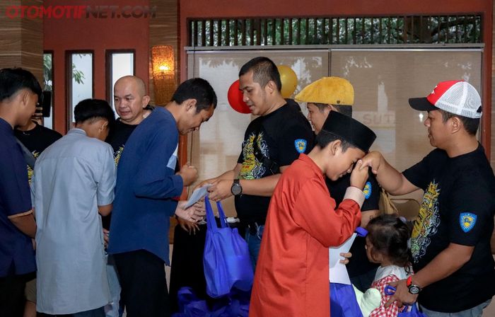 Indonesia Pajero Sport One (IPS One) saat melakukan aksi sosial dengan memberikan santunan kepada anak yatim