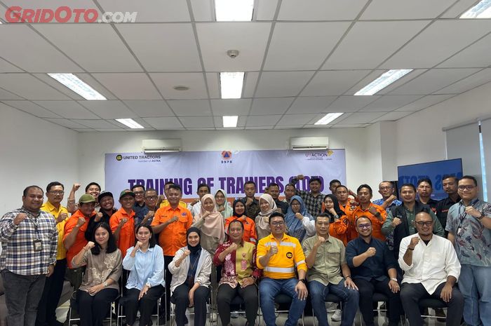 Tim United Tractors dengan perwakilan BNPB, BPBD, dan kader KATANA.