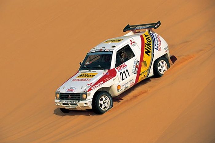 Hubert Auriol yang mendapat sebutan The African, mengemudikan Mitsubishi Pajero di Reli Dakar
