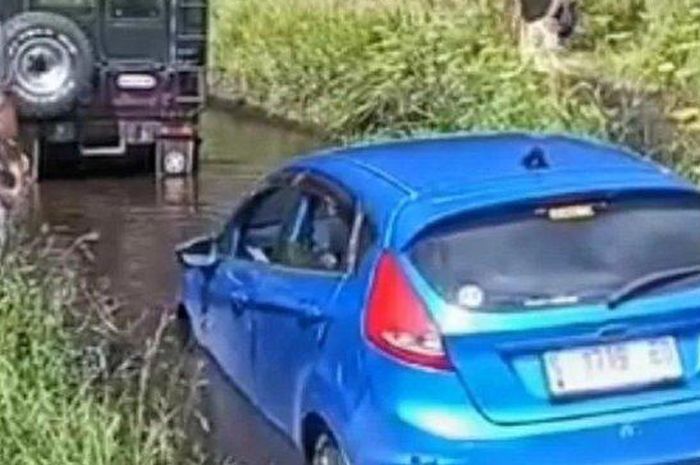 Ford Fiesta terjebak di sabana Bromo karena kelakuan ngeyel si pengemudi