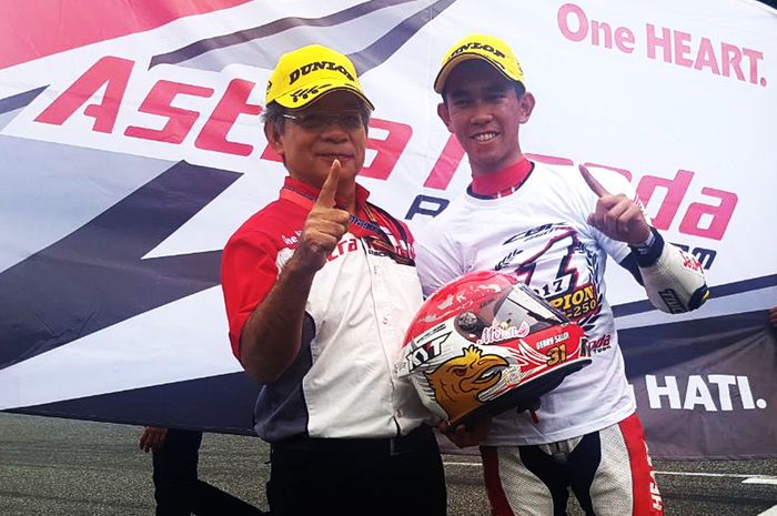 President Director AHM, Toshiyuki Inuma foto bareng Gerry Salim yang tampil sebagai juara Asia kelas