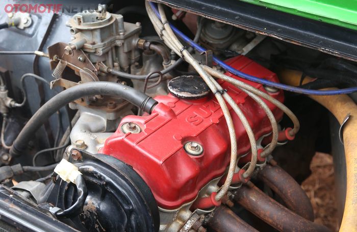 Mesin asli Suzuki Jimny dipasangi karburator copotan dari Ford Cortina.