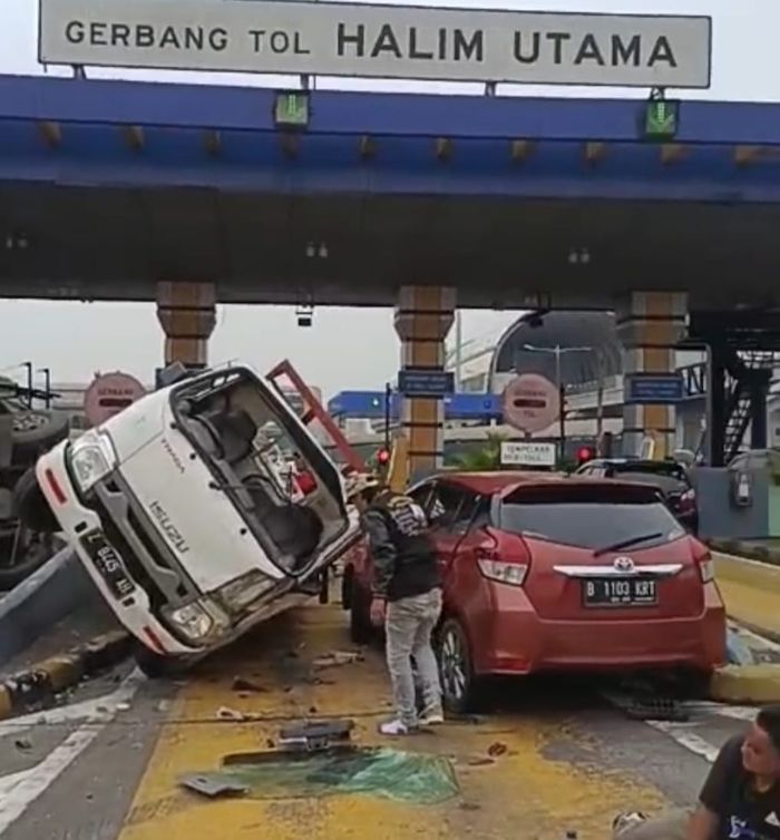 Penyebab tabrakan beruntun di Gerbang Tol Halim Utama, sopir truk bernopol BG 8420 VB ugal-ugalan tidak punya SIM dan usianya baru 18 tahun