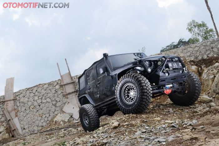 Jeep Wrangler JK Rubicon 2014 yang sudah dimodifikasi untuk keperluan off-road