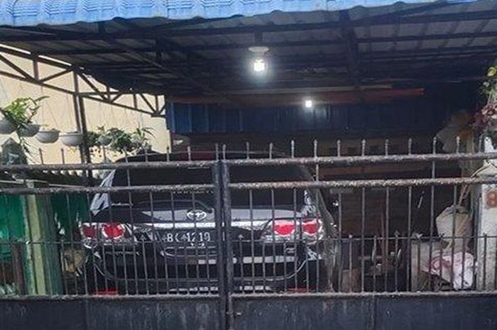 Penampakan garasi warga Medan yang diduga dibuat di Fasilitas Umum