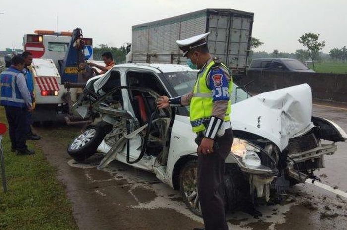 Kondisi Suzuki Swift hancur lebur tabrak pembatas terperosok ke rawa di ruas tol Madiun-Surabaya