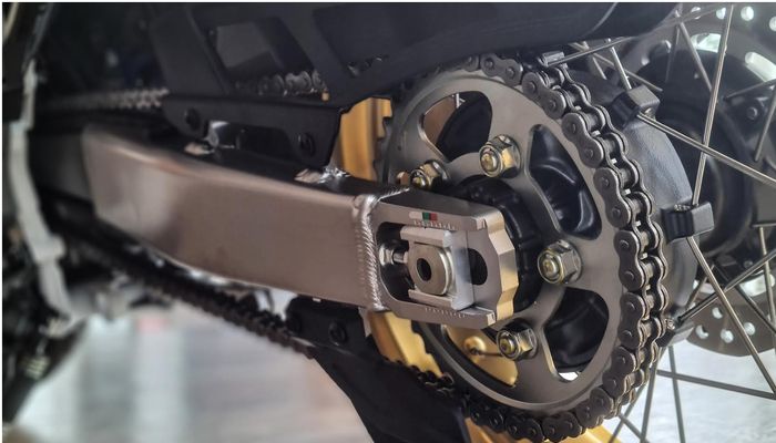 Ilustrasi merawat rantai motor