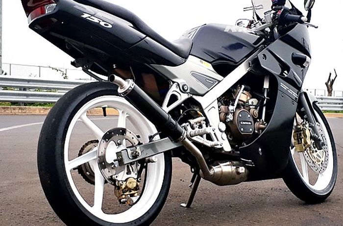 Knalpot custom karbon untuk Kawasaki Ninja 150 SS milik Diki