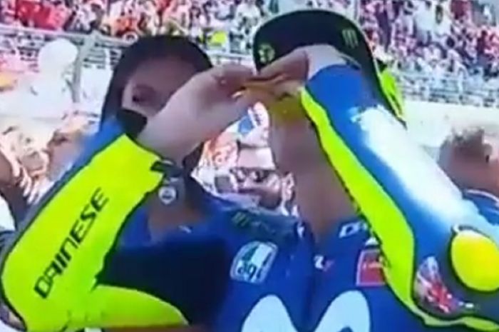 Minuman kemasan diminuma Valentino Rossi di garis start