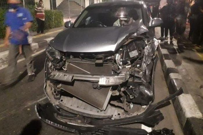 Honda HR-V rusak parah setelah tabrak dua mobil yang sedang diparkir