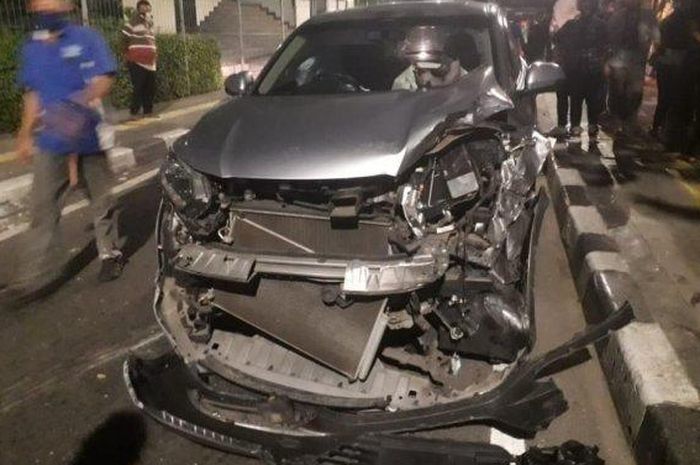 Honda HR-V rusak parah setelah tabrak dua mobil yang sedang diparkir