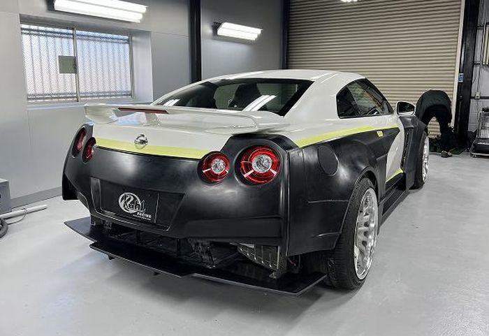 Tampilan belakang Nissan GT-R R35 dengan body kit racikan Kuhl Racing