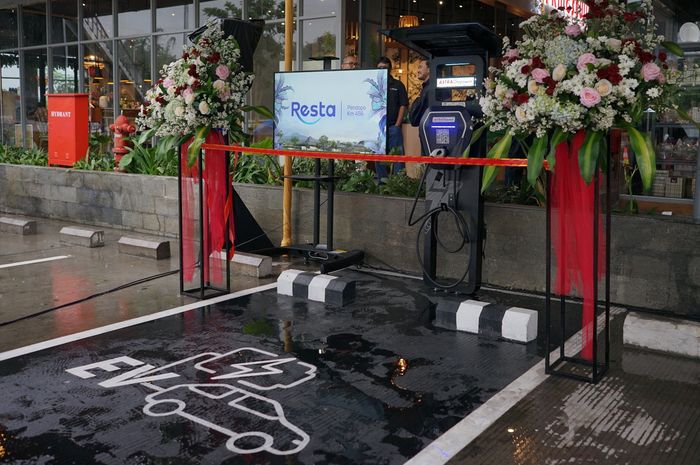 Astra Otopower, jaringan pengisian daya Kendaraan Bermotor Listrik Berbasis Baterai (KBLBB) milik Astra Otoparts, hadir di Resta Pendopo KM 456B yang berlokasi di Kota Salatiga, Kabupaten Semarang, Jawa Tengah (20/1).