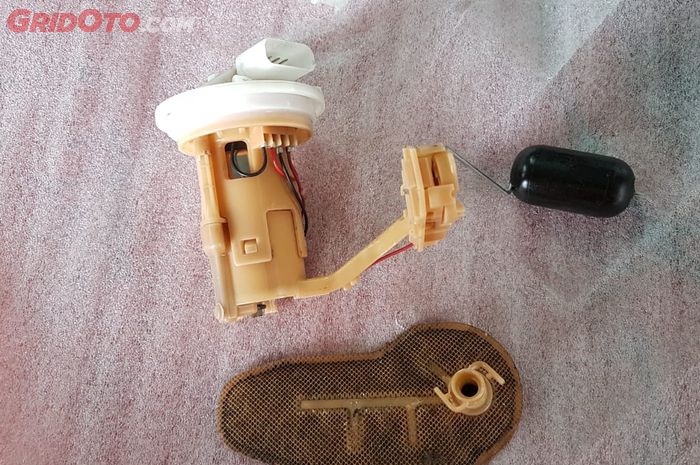 Fuel pump filter top