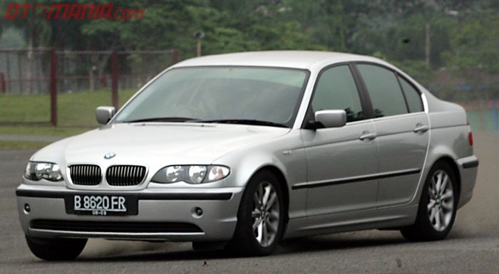 BMW Seri-3 E46 diproduksi dari 1999 - 2004