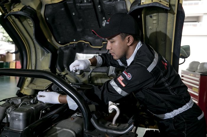 Ilustrasi servis Mitsubishi Fuso