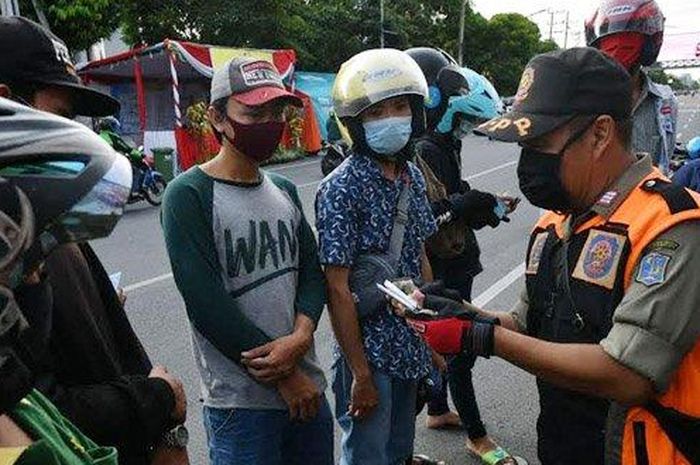 (ilustrasi) Petugas sedang mendata pelanggar PSBB yang masuk Kota Surabaya melalui Bundaran Waru, Sabtu (2/5/2020).  Tak lama lagi PSBB juga akan diterapkan di Malang Raya.